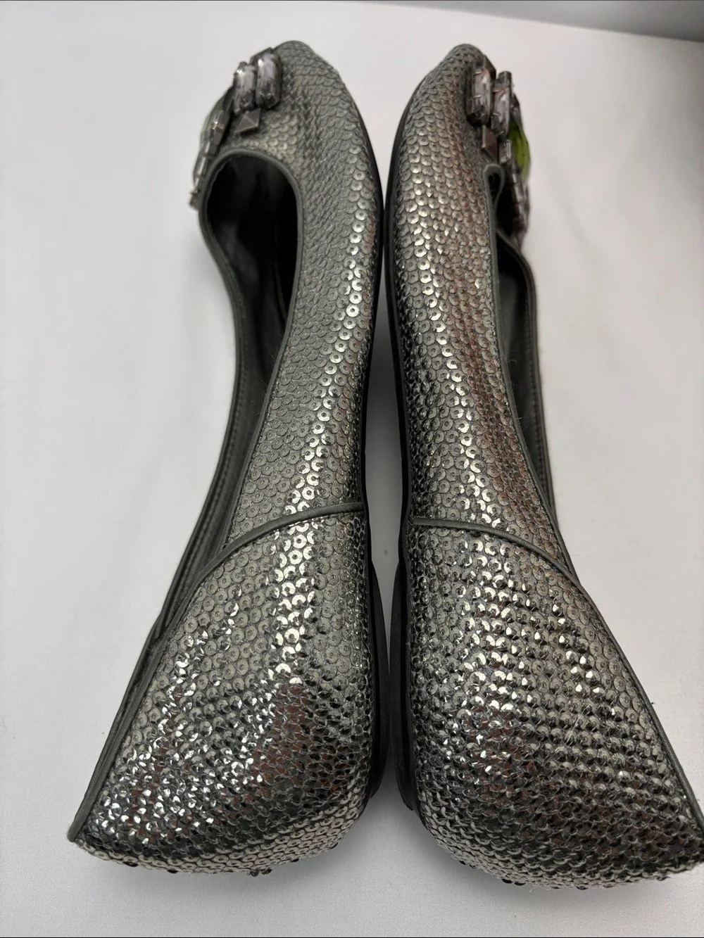 Kenneth‎ Cole Womens 9.5 Silver Peep-Toe Flats with Green Gem Accent #443